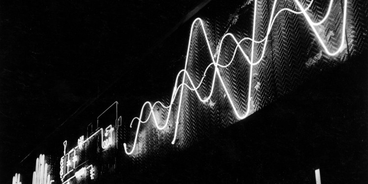 Kepes György: Boston, a Radio Shack üzlet portálját díszítő neonembléma, 1949–1950/György Kepes: Kinetic outdoor neon light mural for Radio Shack, Boston, 1949-1950