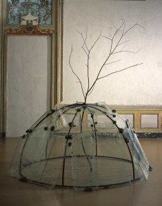 Mario Merz Igloo con albero, 1968-1969 tubolare in ferro, vetri, stucco, ramo / iron pipe, glasses, filler, branch igloo: 110 x 230 cm di diametro / diameter; ramo / branch: h 246 cm Progetto per / Project for l’Arte Moderna e Contemporanea CRT – in deposito presso / on loan to Castello di Rivoli Museo d’Arte Moderna e Contemporanea, Rivoli – Torino GAM Galleria Civica d’Arte Moderna e Contemporanea, Torino Photo© Castello di Rivoli Museo d’Arte Contemporanea, Rivoli / Photo© Paolo Pellion, Torino