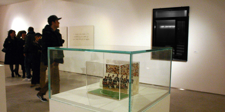 Foto dell'inaugurazione (in primo piano un'opera di Maurizio Cattelan, in fondo un'opera di Nello Teodori, sulla sinistra un'opera di Cesare Viel).