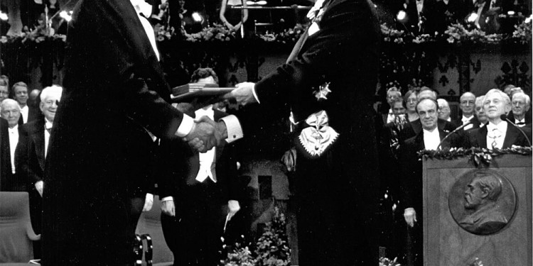 Dario fo riceve il Premio Nobel per la letteratura dal re Carlo Gustavo di Svezia 1997