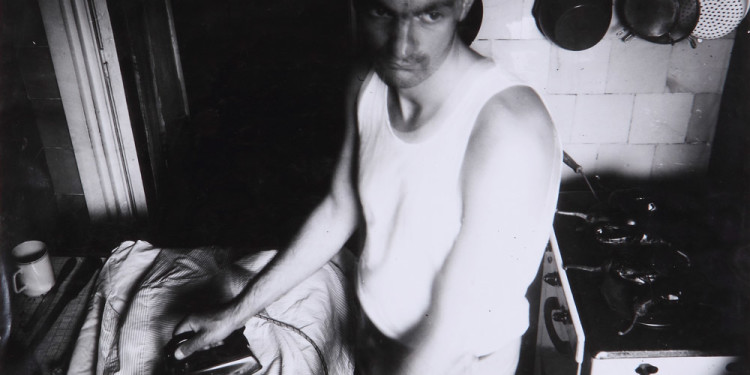 Ion GRIGORESCU: Önarckép a konyhában vasalás közben / Ironing Self-Portrait in the Kitchen, 1976 © József ROSTA / Ludwig Museum - Museum of Contemporary Art, Archives