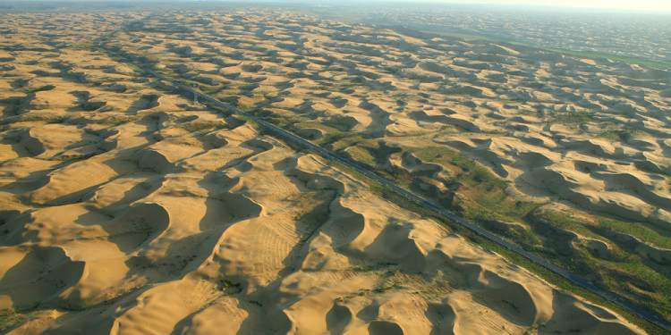 Green-Wall_China_2005 - Già dal 1978 la China ha avviato piani di riforestazione a nord del paese contro l’avanzamento delle sabbie, l’immagine, del 2005, mostra il grande Green Wall, piantato nell’area di Kubuqui nella Mongolia interna.