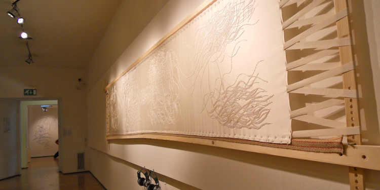 STATO DI FAMIGLIA - Crochet de Lunéville-Fugato for eight embroiderers and amplified frame, 2011, Embroidery frame in solid Spruce (600 x 120 cm) - Fabric satin duchessse /560 x 140 cm) embroidered with crystal Jais