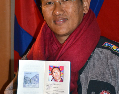 Lama Thupten con primo Passaporto Tibetano (foto di Elisa Costa)