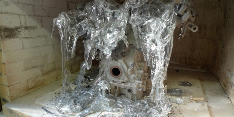 Oksana Mas Quantum Prayer, 2013 vetro e motore in alluminio, cm 60x62x60 - See more at: http://www.irmabianchi.it/mostra/glasstress